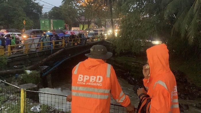 PENCARIAN ANAK HANYUT: Petugas gabungan dibantu masyarakat melakukan proses pencarian terhadap satu orang bocah laki-laki yang hanyut di aliran sungai Kelurahan Bandar Buat, Kecamatan Lubuk Kilangan, Kota Padang, Provinsi Sumatera Barat, Senin (7/4/2025). Bocah bernama Alif Hafiz Rizki dilaporkan hanyut saat bermain di dekat aliran drainase depan rumahnya.