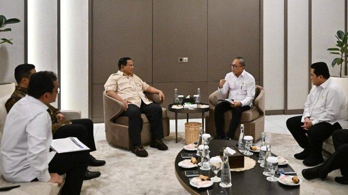 PRESIDEN RAPAT TERBATAS - Presiden Prabowo melakukan rapat terbatas bersama jajarannya di ruang tunggu guna membahas langkah strategis pemerintah jelang bulan suci Ramadan 1446 Hijriah. Presiden menegaskan bahwa pemerintah telah melakukan sejumlah langkah untuk memastikan stabilitas harga dan ketersediaan bahan pokok selama Ramadan.