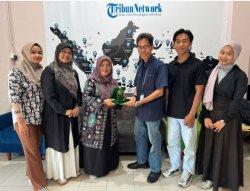 SEREMONI SERAHKAN PLAKAT - Ketua Program Studi Sastra Indonesia FIB Unand, Dr Aslinda, M Hum, didampingi Dosen Dr Ria Febrina, SS, M.Hum saat menyerahkan plakat sekaligus cenderamata yang diterima Penanggungjawab TribunPadang, Emil Mahmudsyah, S.S, M.Pd di Kantor Redaksi pada Kamis (26/6/2025). Hal itu menandai selesainya masa magang mahasiswa magang FIB Unand di kantor satu jaringan Tribunnews.com di wilayah Sumatera Barat. Tampak juga staf Unit Bisnis Rika,juga pembimbing lapangan mahasiswa magang yaitu Wahyu Saptio Afrima, mahasiswa prodi Sastra Minangkabau angkatan 2022, dan Aisa Elvira, mahasiswa Sastra Indonesia angkatan 2021.