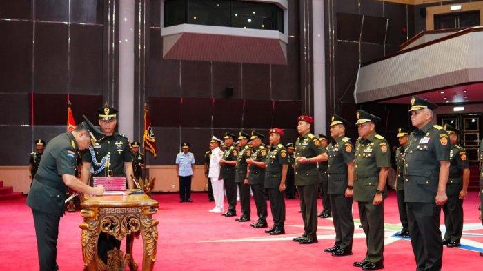Panglima TNI Jenderal TNI Agus Subiyanto memimpin upacara serah terima jabatan (Sertijab) sembilan jabatan strategis di lingkungan Mabes TNI, Selasa (7/1/2025) di Mabes TNI, Cilangkap, Jakarta Timur. Di antaranya, 
Panglima Komando Gabungan Wilayah Pertahanan (Pangkogabwilhan) I resmi beralih dari pejabat terdahulu Laksdya TNI Rachmad Jayadi kepada Mayjen TNI Kunto Arief Wibowo.