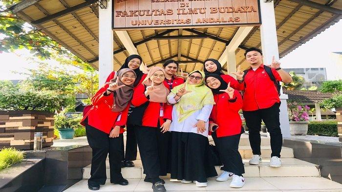 Para mahasiswa internship, Universiti Kebangsaan Malaysia bersama Wakil Dekan 1,  Fakultas Ilmu Budaya Universitas Andalas atau FIB Unand, saat kegiatan di Kampus Limau Manis, Kota Padang baru-baru ini. Sementara itu, pada mahasiswa FIB Unand, akan mengikuti kegiatan Credit Earning  ke berbagai perguruan tinggi di Indonesia, Asia Tenggara, bahkan Eropa.