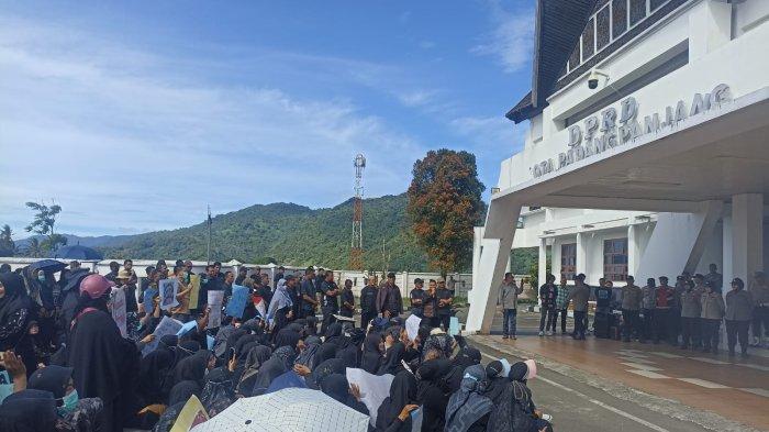 DEMO GURU- Ratusan guru dan tenaga kesehatan di Kota Padang Panjang, Sumatera Barat, memadati kantor DPRD Kota Padang Panjang, Kamis (6/5/2025). Kedatangan mereka lantaran diberhentikannya TPP (Tambahan Penghasilan Pegawai) untuk guru dan nakes oleh Pemerintah Kota Padang Panjang.