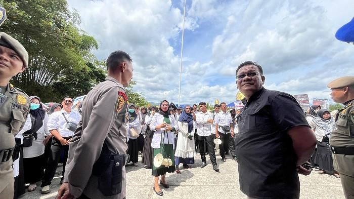 DEMO PPPK - Ribuan tenaga honorer menggelar aksi damai untuk kepastian nasib mereka di halam kantor bupati, Parit Malintang, Padang Pariaman, Sumatera Barat, Kamis (31/7/2025). Perwakilan tenaga honorer Sari Wahyuni mengatakan, ribuan tenaga honorer ini tergabung dalam aliansi R4 (honorer yang tidak terdata di BKN) dan honorer yang gagal dalam seleksi CPNS.