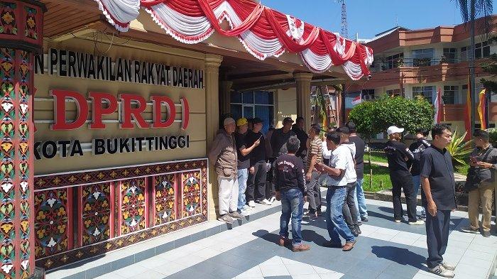 Ratusan masyarakat dari PERSADA saat melakukan demo di Kantor DPRD Bukittinggi, Senin (12/8/2024)