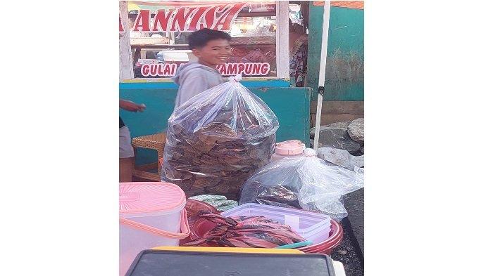 DENDENG DAUN SINGKONG: Berbagai jajanan khas dijajakan pedagang untuk memenuhi kebutuhan takjil masyarakat di Pasar Pabukoan Alahan Panjang, Kecamatan Lembah Gumanti, Kabupaten Solok Sumatera Barat. Salah satu kuliner unik yang menarik perhatian di pasar ini adalah dendeng daun singkong, makanan olahan yang sekilas mirip dengan dendeng paru sapi.