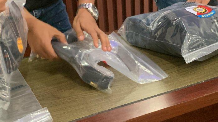 Deretan barang bukti yang dihadirkan Polda Sumbar, dalam ekspos kasus polisi tembak polisi di Kabupaten Solok Selatan, Sabtu (23/11/2024). Barang bukti ini terdiri dari satu unit pistol, selongsong peluru, celana, senjata tajam jenis pisau, jam tangan.