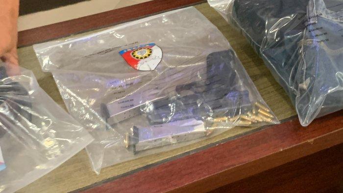 Deretan barang bukti yang dihadirkan Polda Sumbar, dalam ekspos kasus polisi tembak polisi di Kabupaten Solok Selatan, Sabtu (23/11/2024). Barang bukti ini terdiri dari satu unit pistol, selongsong peluru, celana, senjata tajam jenis pisau, jam tangan.