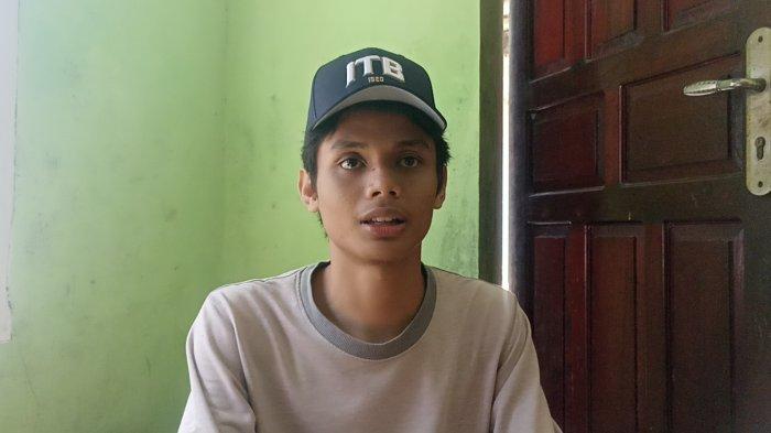 PELAJAR BERPRESTASI- Devit Febriansyah, pelajar dari SMAN 1 Bukittinggi yang lulus ITB jalur SNBP tahun 2025 dan langsung dijemput oleh rektor ke rumahnya, Sabtu, (7/6/2025) lalu. Devit menyebut jika ia terinspirasi masuk ke kampus ITB oleh Presiden Indonesia BJ Habibie, selain itu ITB juga menjadi kampus terbaik di Indonesia dan dunia.