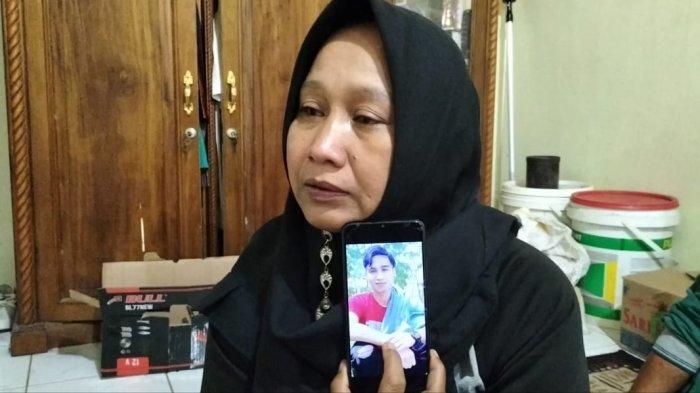 Dewi Murni ibu salah seorang WNI bernama Muhamat Husni Sabil yang diduga jadi korban TPPO di Myanmar, saat ditemui di rumahnya di Nagari Tanjung, Kecamatan Koto VII, Kabupaten Sijunjung, Sumbar, Rabu (3/5/2023).