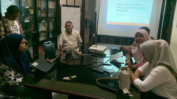 Direktur LBH Padang, Indira Suryani, saat memberi keterangan merespons rilis polisi terkait hasil ekshumasi jenazah Afif Maulana di kantor LBH Padang, Kamis (26/9/2024).