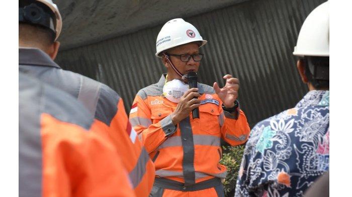 Direktur Operasi PT Semen Padang Indrieffouny Indra memberikan arahan kepada karyawan pada kegiatan Genba Genbutsu yang digelar di Cement Mill Indarung IV, Jumat (3/11/2023).