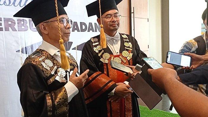 Direktur Universitas Terbuka Padang, Prof. Karnedi dan Dekan FHSIP UT Muhammad Husni Arifin, S. Ag., M.Si., Ph.D