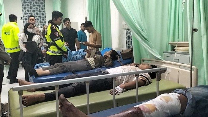 Dirlantas Polda Sumbar, Kombespol Dwi Nur Setiawan, mengunjungi penumpang bus ALS terbalik di RSUD Padang Pariaman, Senin (15/4/2024).