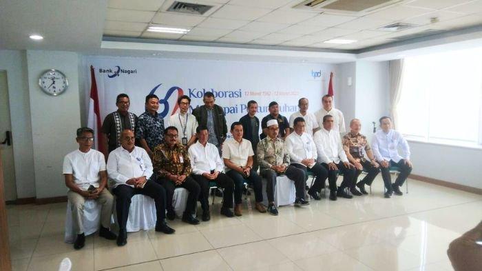 Dirut Bank Nagari Muhamad Irsyad, bersama jajaran direksi dan komisaris, melakukan sesi foto bersama dengan pimpinan media massa seusai press conference, Jumat  (2/2/2024) di lantai 4 Aula Kantor Pusat Bank Nagari, Kota Padang, Provinsi Sumbar.