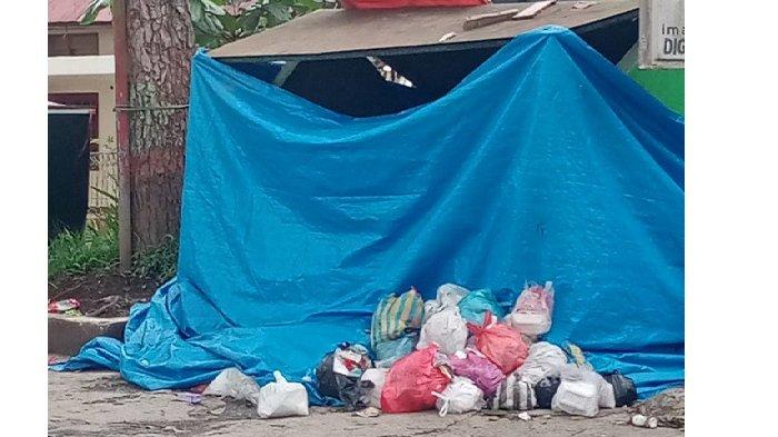 Tumpukan sampah di salah satu ruas jalan Kota Bukittinggi, Jumat (22/12/2023).