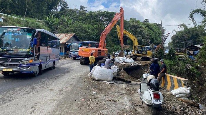 Kondisi arus lalin di kawasan Kelok Hantu, Nagari Aie Angek, Kecamatan X Koto, Kabupaten Tanah Datar diberlakukan buka tutup karena perbaikan jalan, Senin (29/4/2024)