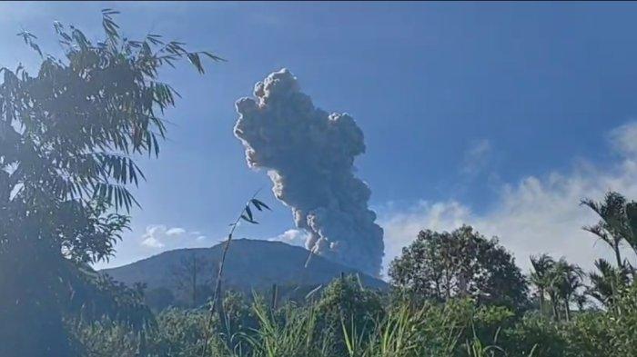 ERUPSI GUNUNG MARAPI - Visualisasi Gunung Marapi di Sumatera Barat saat terjadi erupsi, Selasa (27/5/2025) pukul 08:22 WIB pagi. Tinggi kolom abu teramati 1.100 Meter dengan abu berwarna putih serta condong ke arah Tenggara.