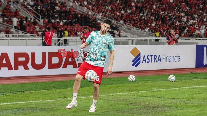 SANDY WALSH ABSEN - Pemain timnas Indonesia, Sandy Walsh, sedang menguasai bola saat sesi pemanasan di Stadion Utama Gelora Bung Karno, Senayan, Jakarta, Kamis (21/3/2024).