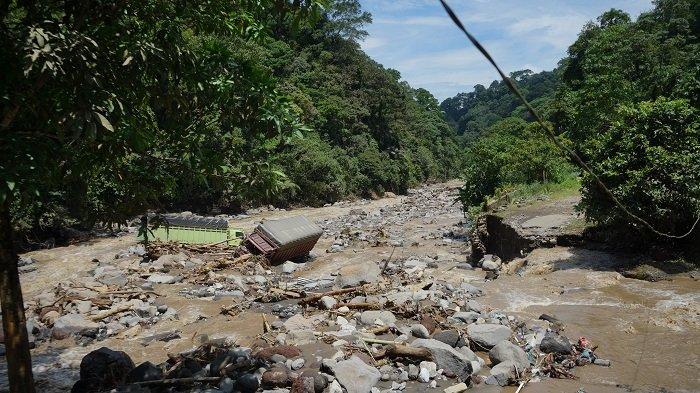 Dua dari empat unit truk yang terseret banjir lahar dingin ditemukan di tengah sungai Lembah Anai, Kabupaten Tanah Datar, Minggu (12/5/2024).