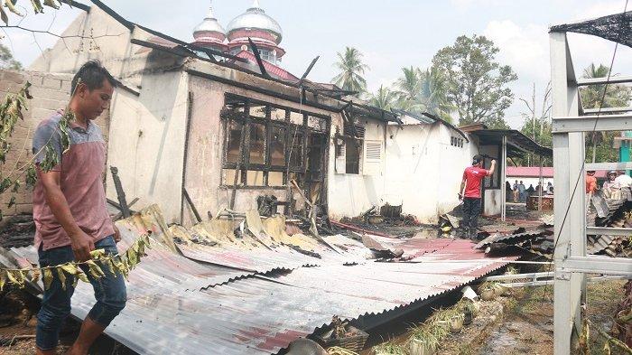 Dua unit rumah dinas Pemkab Sijunjung ludes dilahap api, Jumat(6/9/2024).
