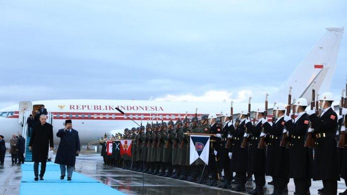 SAMBUT HARI MERDEKA - Presiden Prabowo dan Presiden Erdoğan kemudian berjalan berdampingan melewati pasukan jajar kehormatan untuk menuju ruang tunggu. Lagu nasional “Hari Merdeka” turut diperdengarkan pada prosesi penyambutan ini.  Sebelumnya, Presiden Prabowo beserta rombongan terbatas lepas landas dari Abu Dhabi, PEA, Rabu (9/4/2025) sore waktu setempat.