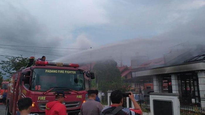 UPAYA PETUGAS DAMKAR - Bencana kebakaran terjadi di kawasan Jalan Jalan Jakarta 1, Kelurahan Ulak Karang Selatan, Kecamatan Padang Utara, Kota Padang, Sumatera Barat, Sabtu (14/6/2025). Tampak Sejumlah petugas Dinas Damkar Padang saat berupaya untuk memadamkan kebakaran di lokasi kebakaran yang menghanguskan satu unit bangunan rumah milik warga setempat.