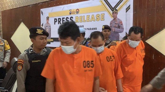 Empat pelaku penyalahgunaan narkoba jenis sabu saat menggunakan baju tahanan dan tangan diborgol di Polresta Padang, Senin (23/9/224).
