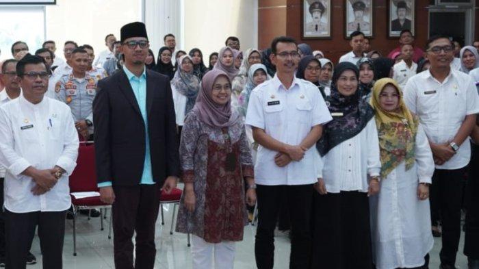 Foto bersama Wali Kota Bukittinggi Erman Safar bersama Kepala Ombudsman RI perwakilan Sumatra Barat, Yefri Heriani dan seluruh SKPD serta unit kerja, usai penandatanganan komitmen bersama di Aula Balaikota, Rabu (13/9/2023).