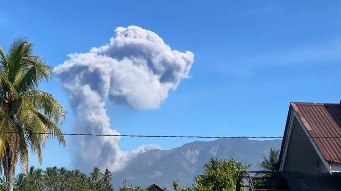 ERUPSI GUNUNG MARAPI- Visualisasi Gunung Marapi di Sumatera Barat saat terjadi erupsi, Selasa (27/5/2025) pukul 08:22 WIB pagi. Tinggi kolom abu teramati 1.100 Meter dengan abu berwarna putih serta condong ke arah tenggara. 