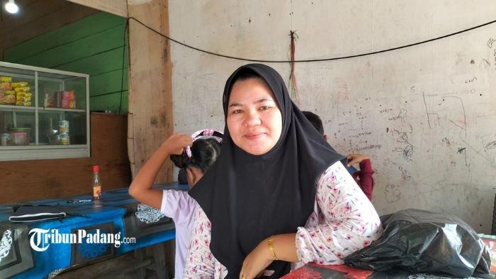 Ester Maslita (31) seorang warga Desa Muara Siberut yang ditemui di warungnya, Jumat (1/12/2023) sore.