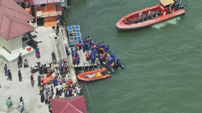 PENEMUAN ORANG TENGGELAM- Petugas saat melakukan proses evakuasi terhadap jasad korban tenggelam di kawasan pantai Kecamatan Padang Barat, Kota Padang, Sumatera Barat, Rabu (4/6/2025). Jasad korban dibawa ke Rumah Sakit Bhayangkara Padang.