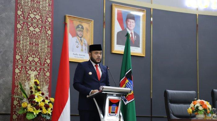 PENOLAKAN PASIEN RS : Wali Kota Padang, Fadly Amran usai menghadiri Rapat Paripurna di DPRD Kota Padang, Senin (2/6/2025). Pemko Padang nonaktifkan tiga orang pejabat utama di RSUD dr Rasidin Padang buntut dari kasus dugaan penolakan pasien.