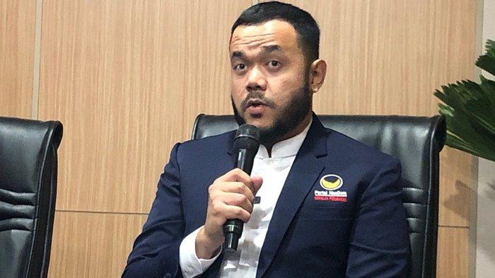 PARTAI NASDEM - Ketua DPW Partai NasDem Sumbar, Fadly Amran, saat memberikan keterangan kepada wartawan di Hotel Pangeran Beach, Senin (7/4/2025). Fadly Amran, mengungkapkan bahwa beberapa kepala daerah terpilih yang diusung partainya pada Pilkada kemarin berpotensi bergabung dengan Partai NasDem.