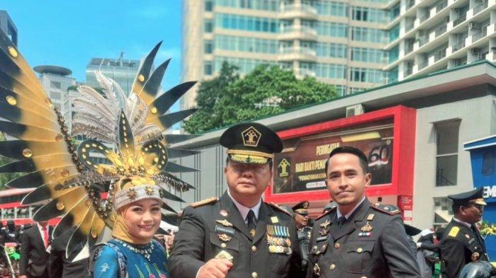 Kepala Lembaga Pemasyarakatan Kelas III Suliki, Kamesworo bersama istri seusai tampil fashion show saat peringatan Hari Bhakti Pemasyarakatan (HBP) ke-60 Tahun 2024, Direktorat Jenderal Pemasyarakatan (Ditjen PAS) di Jakarta, Senin (29/4/2024).
