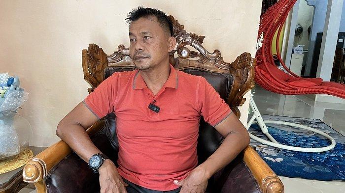 PEMBUNUHAN BERANTAI - Ketua Pemuda Korong Lakuak, Nagari Sungai Buluh, Kecamatan Batang Anai, Padang Pariaman,  Febrianto saat ditemui di rumahnya, Rabu (25/6/2025).  Febrianto menyebut, setaman SMA Koyek sempat merantau ke Pekanbaru, bahkan mengikuti tes polisi, namun tidak berhasil.