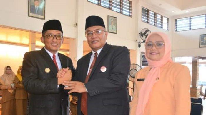 Ferry Erviyan Rinaldy (tengah) bersama Wali Kota Padang, Hendri Septa (kiri) usai pelantikannya sebagai Kadisnakerin Kota Padang menggantikan Dian Fakri yang masuk masa pensiun, Senin (5/6/2023) pagi.