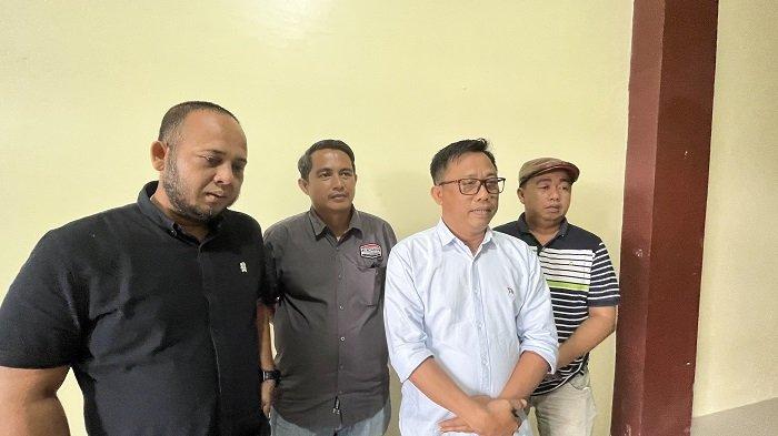 POLEMIK PERNYATAAN RASIS - Tokoh Forum Anak Nagari Pariaman Raya, Tri Suryadi atau akrab disapa Wali Feri bersama dua pengacaranya. Forum Anak Nagari Pariaman Raya menyuarakan kekecewaan mendalam dan mendesak permintaan maaf terbuka dari Datuak Rajo Sampono menyusul pernyataannya yang dinilai bernuansa rasis dan berpotensi memecah belah kerukunan antar suku.