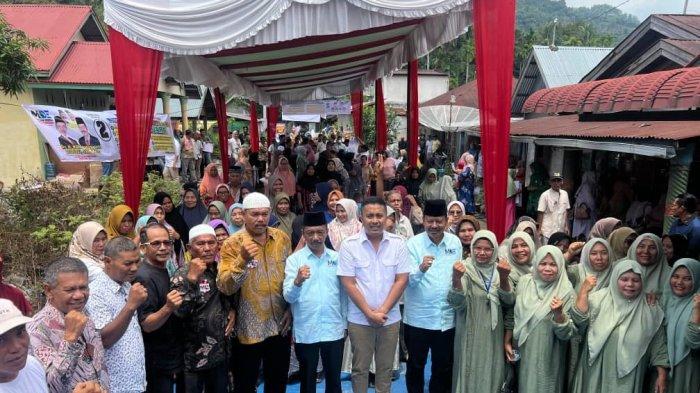 Vasko Ruseimy, Cawagub Sumbar periode 2024-2029 foto bersama dan bersilaturahmi dengan masyarakat Panti Utara, Kabupaten Pasaman, Provinsi Sumatera Barat (Sumbar) pada Kamis (3/10/2024) siang