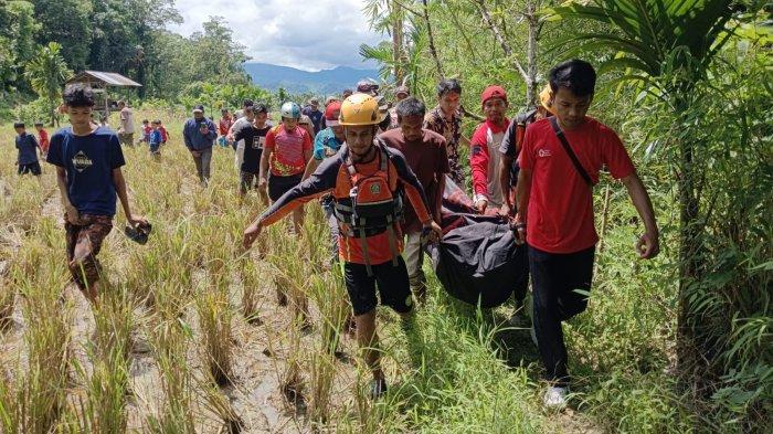 Petugas gabungan saat melakukan evakuasi terhadap satu orang warga yang hilang ditemukan meninggal dunia di Kecamatan Bonjol, Kabupaten Pasaman, Provinsi Sumatera Barat, Minggu (26/1/2025).