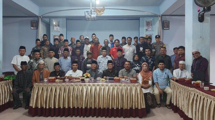 Foto bersama pihak MTI Canduang bersama masyarakat setelah melaksanakan rapat bersama, Rabu (7/8/2024).
