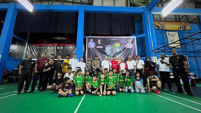 Foto bersama pembukaan Kejuaraan provinsi (Kejurprov) bulutangkis PBSI Sumatera Barat (Sumbar) 2024, bertempat di Benteng Badminton Hall Kota Padang, Rabu (2/10/2024).