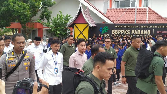 GIBRAN- Kunjungan Wakil Presiden RI, Gibran Rakabuming Raka ke Sekolah Rakyat yang berada di Balai Besar Pendidikan dan Pelatihan Kesejahteraan Sosial (BBPPKS) Kementerian Sosial di Jalan Alai, Kelurahan Kapalo Koto, Kecamatan Pauh, Kota Padang, Sumatera Barat, Rabu (30/7/2025). Gibran juga diagendakan mendatangi Dinas Sosial Kota Padang dengan agenda bertemu anak-anak korban rumah doa yang sedang dilakukan Healing Treatment