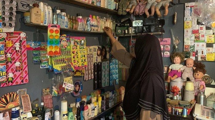 Sejumlah produk jadul tampak di Galeri Kapsul Waktu Nusantara, Kelurahan Sungai Sapih, Kecamatan Kuranji, Kota Padang, Provinsi Sumatera Barat, Rabu (23/10/2024).