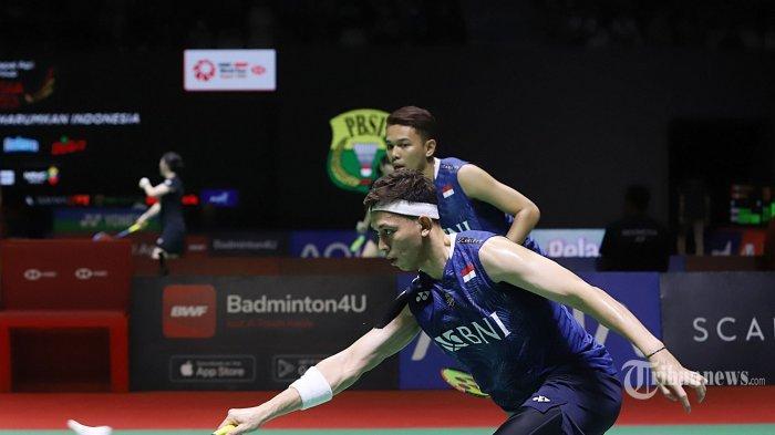 Ganda Putra Indonesia Fajar Alfian dan Muhammad Rian Ardianto bertanding melawan pasangan India Satwiksairaj Rankireddy dan Chirag Shetty pada perempat final Indonesia Open 2023 di Istora Senayan, Jakarta Pusat, Jumat (16/6/2023). Fajar/Rian kalah dua gim langsung dari ganda putra India itu dengan skor 13-21, 12-21.