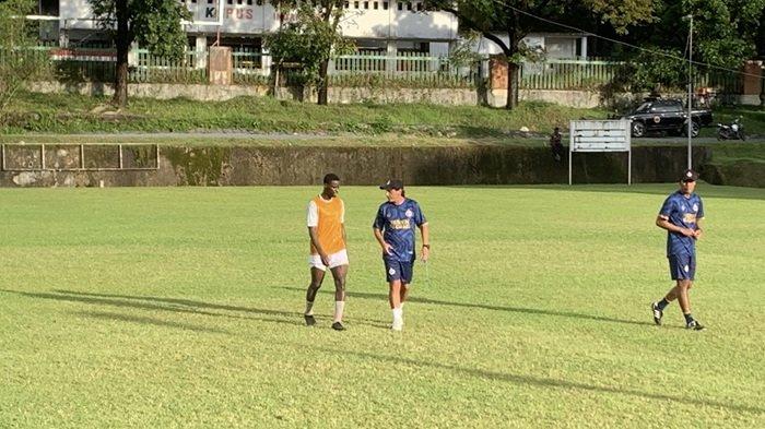 Gelandang asing Semen Padang FC, Alhassan Wakaso, saat berbicara dengan Pelatih Coach Eduardo Almeida.