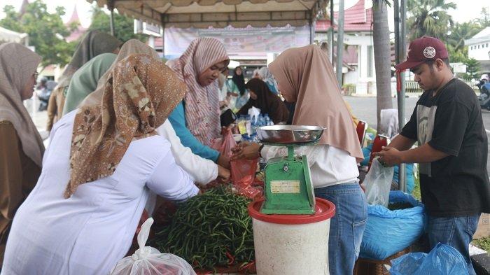 Gerakan pangan murah di RTH, Muaro, Sijunjung, Senin (14/10/2024).