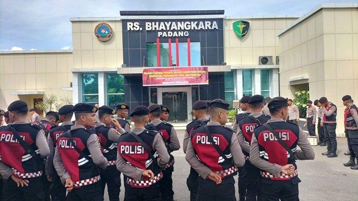 Gladiresik pelepasan jenazah Kasat Reskrim Polres Solok Selatan AKP Ulil Ryanto Anshari yang diduga tewas ditembak rekannya sendiri, yakni Kabag Ops Polres Solok Selatan, Dadang Iskandar. Gladiresik digelar di RS Bhayangkara Padang, Jumat (22/11/2024).