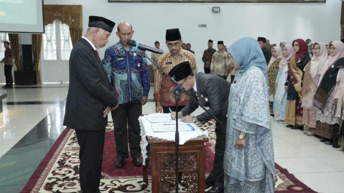 Gubernur Sumatera Barat, Mahyeldi Ansharullah melantik 65 Kepala SMA/SMK di Auditorium Istana Gubernur, Kamis (21/3/2024).