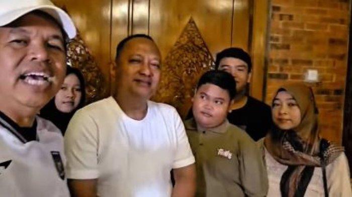 CUCU DIGUGAT KAKEK - Gubernur Jawa Barat Dedi Mulyadi saat bertemu keluarga Zaki, bocah 12 tahun yang viral digugat kakek dan nenek kandungnya sendiri, video diunggah Minggu (6/7/2025).