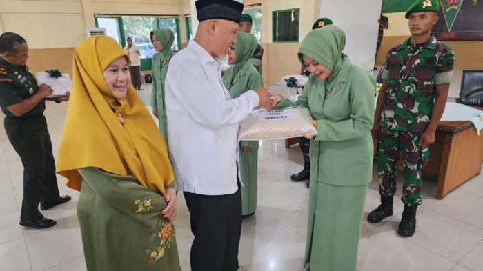 Harneli saat mendampingi Gubernur Mahyeldi serahkan bantuan beras kepada keluarga prajurit Satgas Pamtas di Mako Yonif 133/Yudha Sakti, Padang, Kamis (20/4/2023).